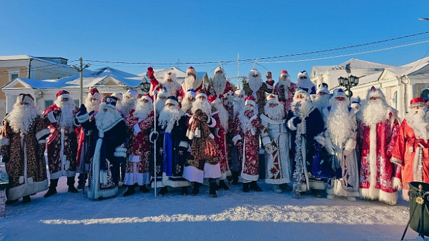 В Шуе прошел парад Дедов Морозов и Снегурочек
